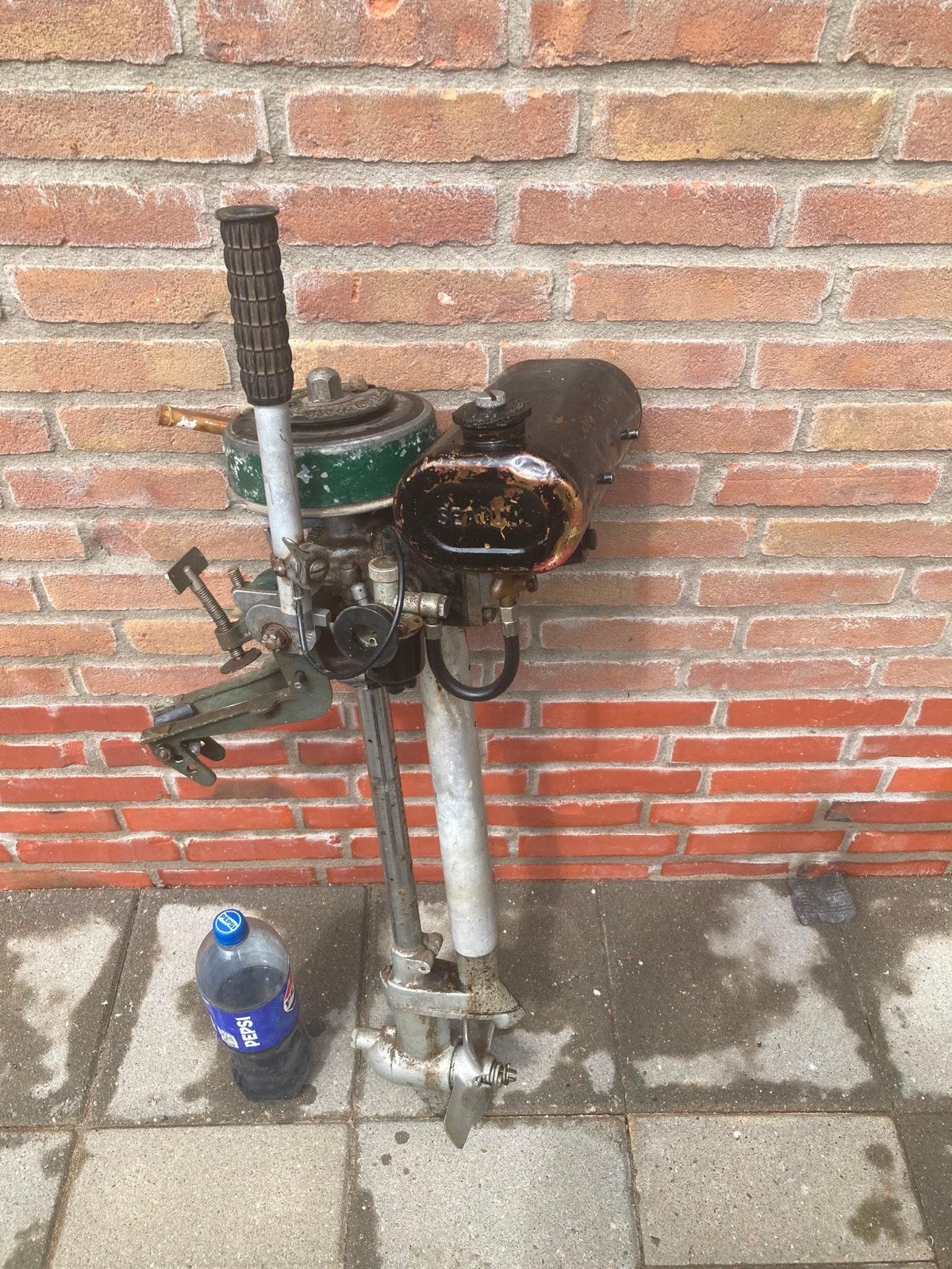 Antieke buitenboordmotor., Ophalen