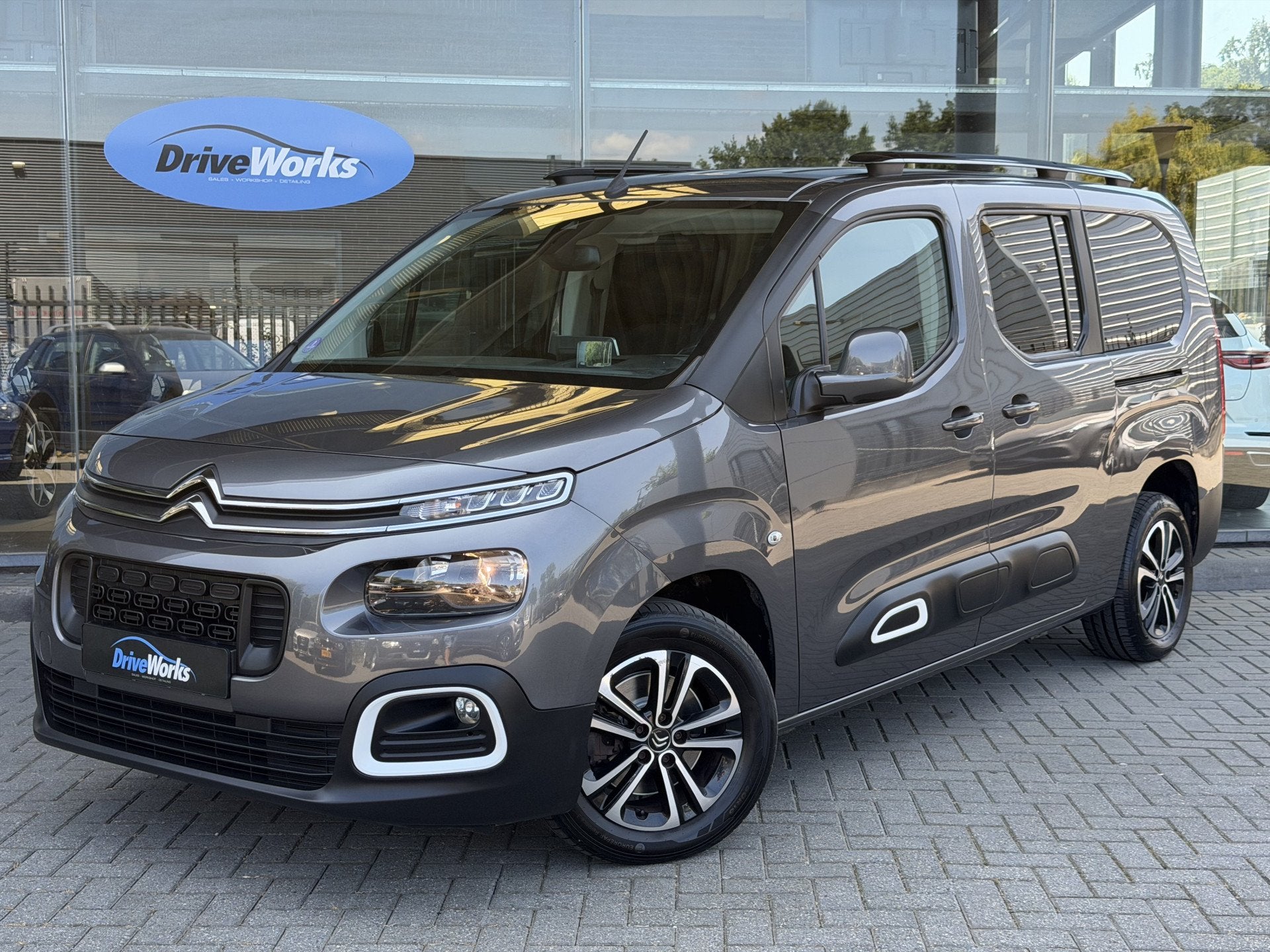 Citroën Berlingo XL 1.2 PureTech Shine 7p. | 7-zits | HUD |, Auto's, Voorwielaandrijving, Dealer onderhouden, Stof, Gebruikt
