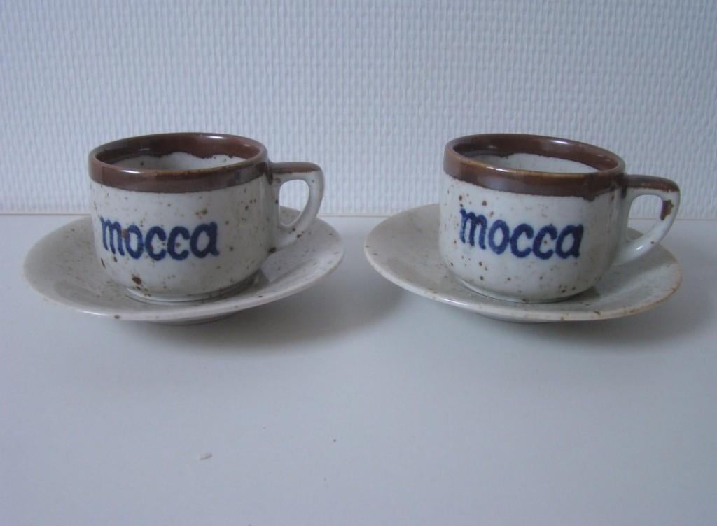 2 mokkakopjes met schoteltjes  ~ retro, Huis en Inrichting, Keuken | Servies, Nieuw, Ophalen of Verzenden, Overige stijlen, Kop(pen) en/of Schotel(s)