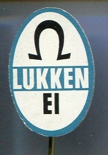 Lukken ei blauw/zwart op blik speldje ( W_247), Verzamelen, Verzenden, Zo goed als nieuw, Merk, Speldje of Pin