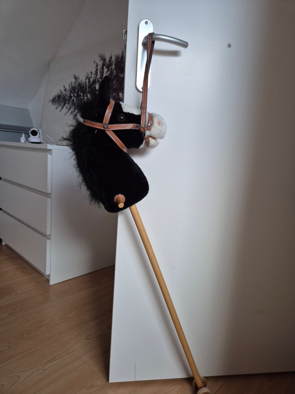 Zwart stokpaard met hoofdstel - Zo goed als nieuw, Ophalen, Zo goed als nieuw, Jongen of Meisje