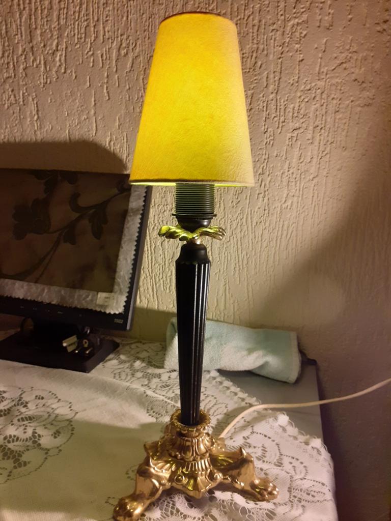 Klassieke tafellamp met gouden voet en gele kap H 35cm, Antiek en Kunst, Ophalen