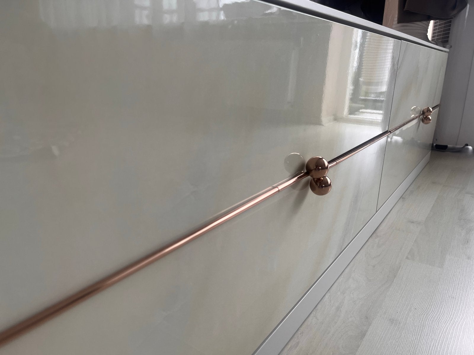 Modern TV-meubel met marmerlook en koperen handgrepen, Ophalen, Overige materialen, Gebruikt, 150 tot 200 cm