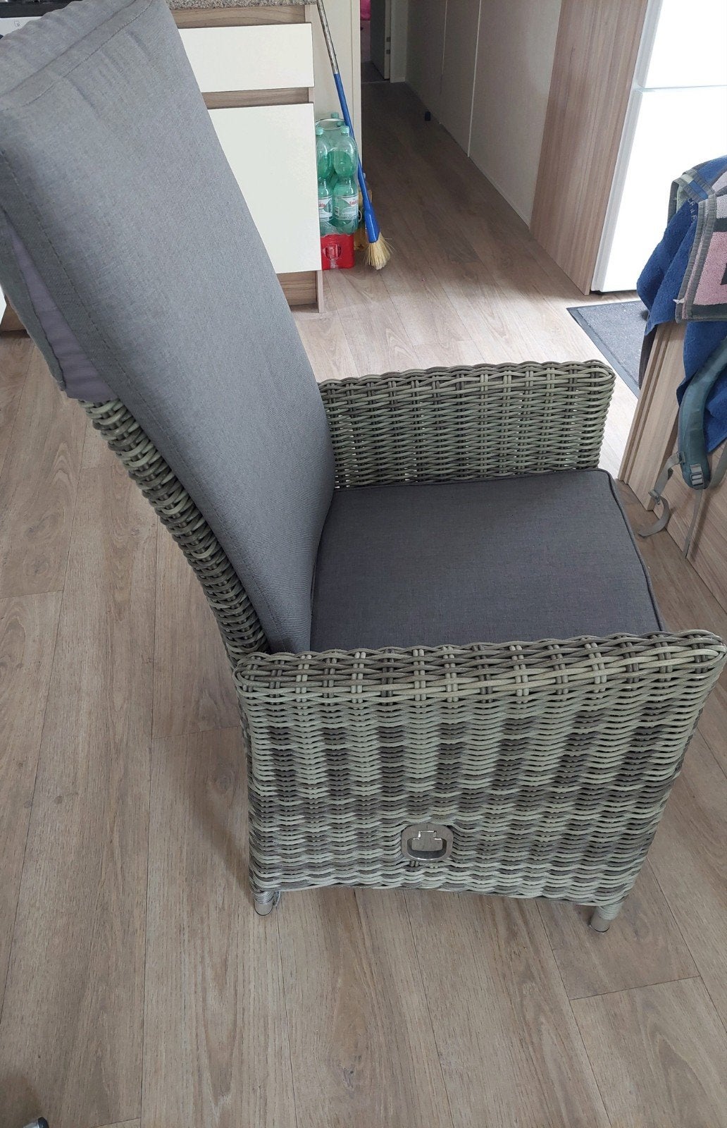 Verstelbare grijze rotan stoel met kussens, Tuin en Terras, Tuinstoelen, Ophalen, Zo goed als nieuw
