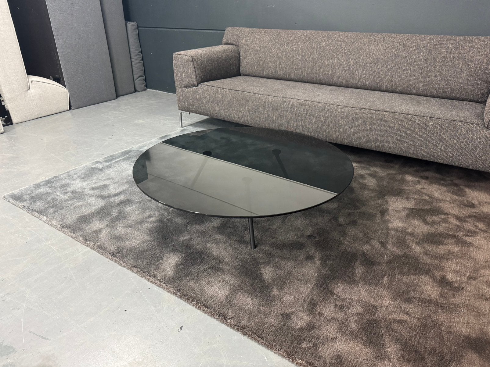 Showroommodel Beek Maupertuus salontafel | ø110 grijs glas, Huis en Inrichting, Ophalen, Rond, Nieuw, Glas