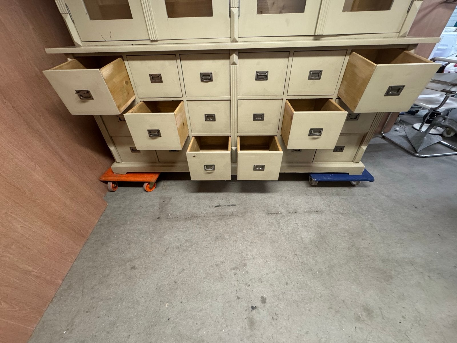 apothekers/ buffet kast  met glazen deuren en lades, Ophalen
