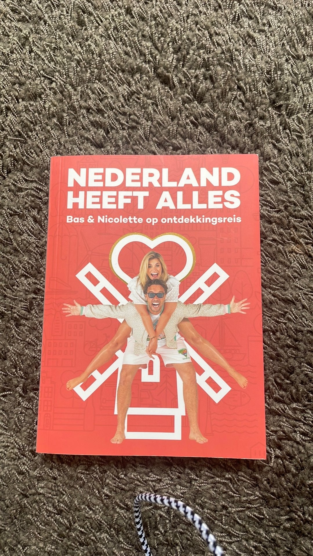 Nicolette van Dam - Nederland heeft Alles, Overige merken, Fiets- of Wandelgids, Zo goed als nieuw, Benelux