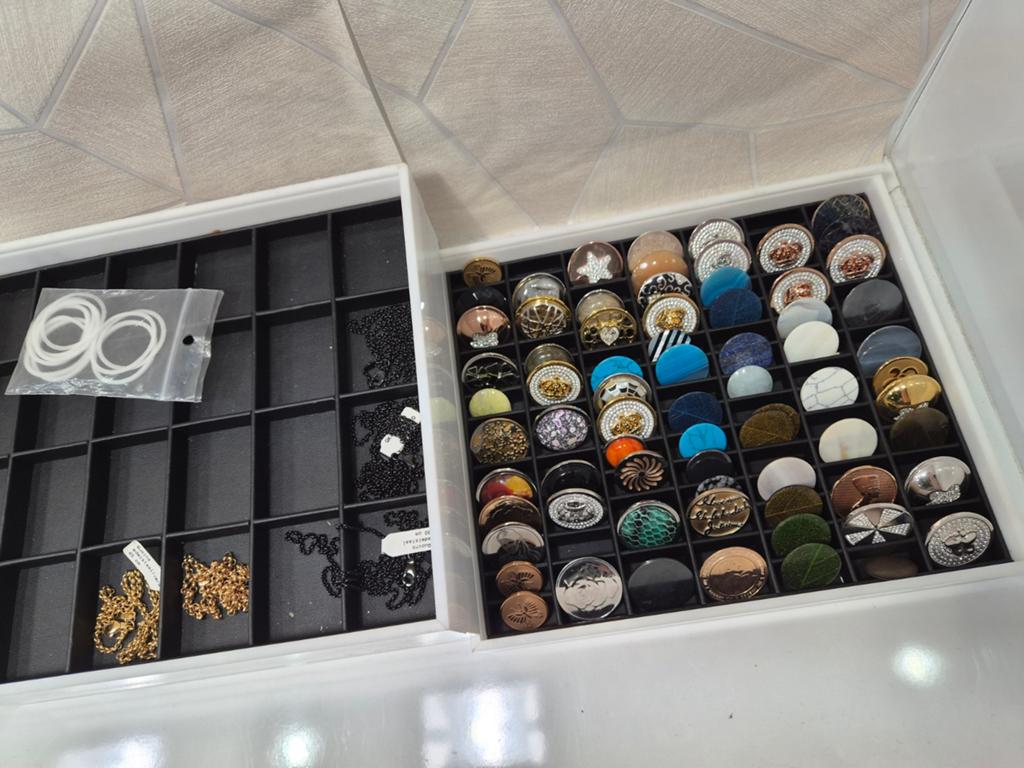 Diverse restant munten van Quions, Ophalen of Verzenden, Handen en Nagels