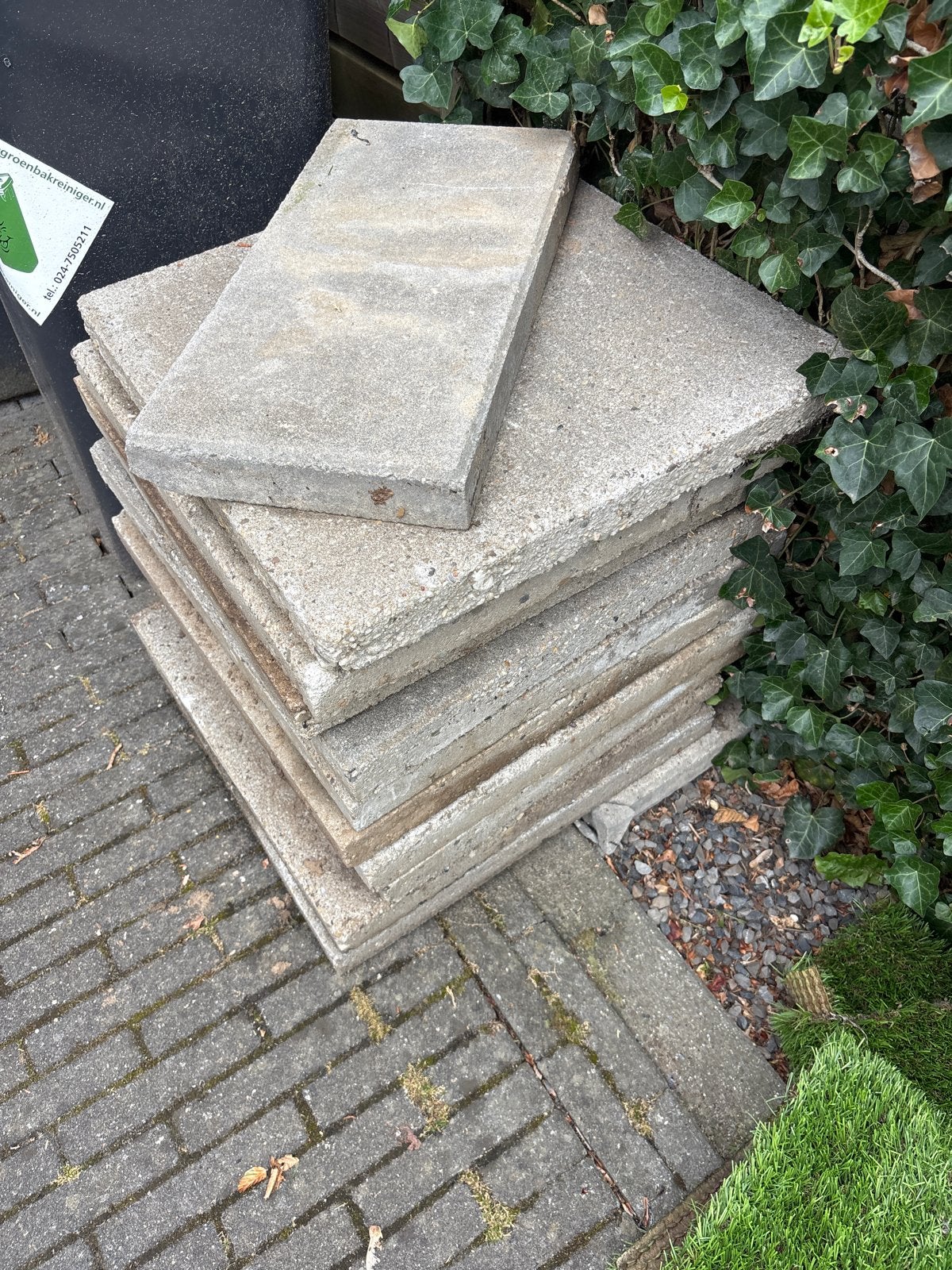 Gratis: 10 gebruikte betontegels voor terras of pad, Tuin en Terras, Ophalen, Gebruikt, 5 tot 10 m², Beton