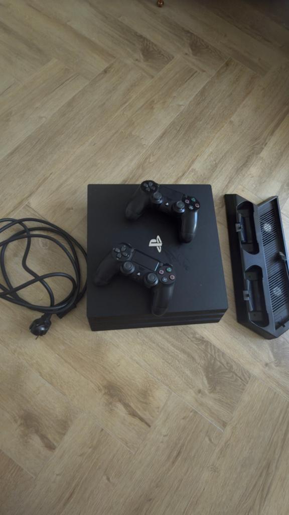 Ps4 pro, 2 controllers in perfecte staat, Spelcomputers en Games, Spelcomputers | Sony PlayStation 4, Ophalen of Verzenden, Zo goed als nieuw
