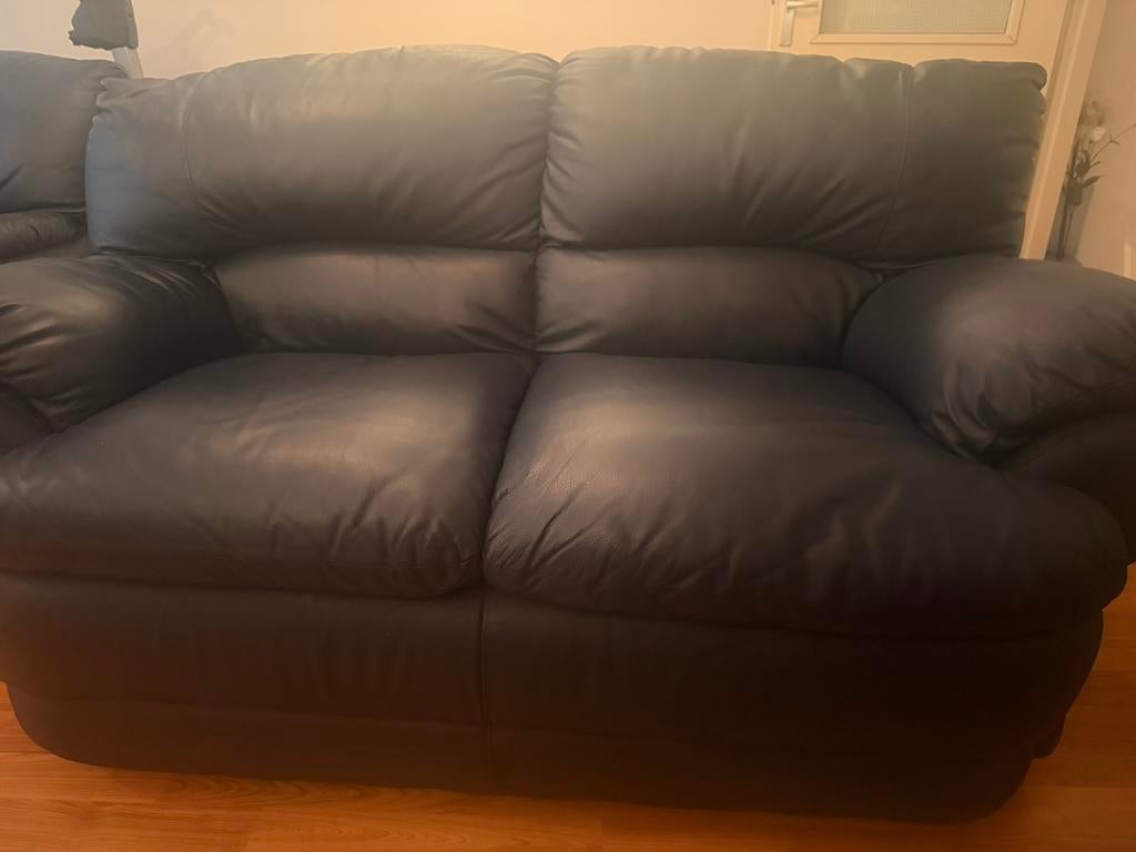 Donkerblauwe leren tweezits bank, Huis en Inrichting, Banken | Bankstellen, Ophalen, Minder dan 75 cm, 150 tot 200 cm, Tweepersoons