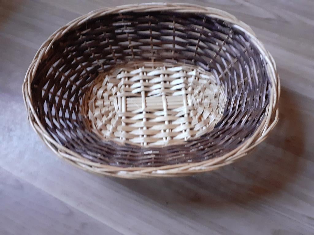 Decoratieve rieten mand - Bruin en naturel, Gebruikt, Mand, Rond, Ophalen of Verzenden