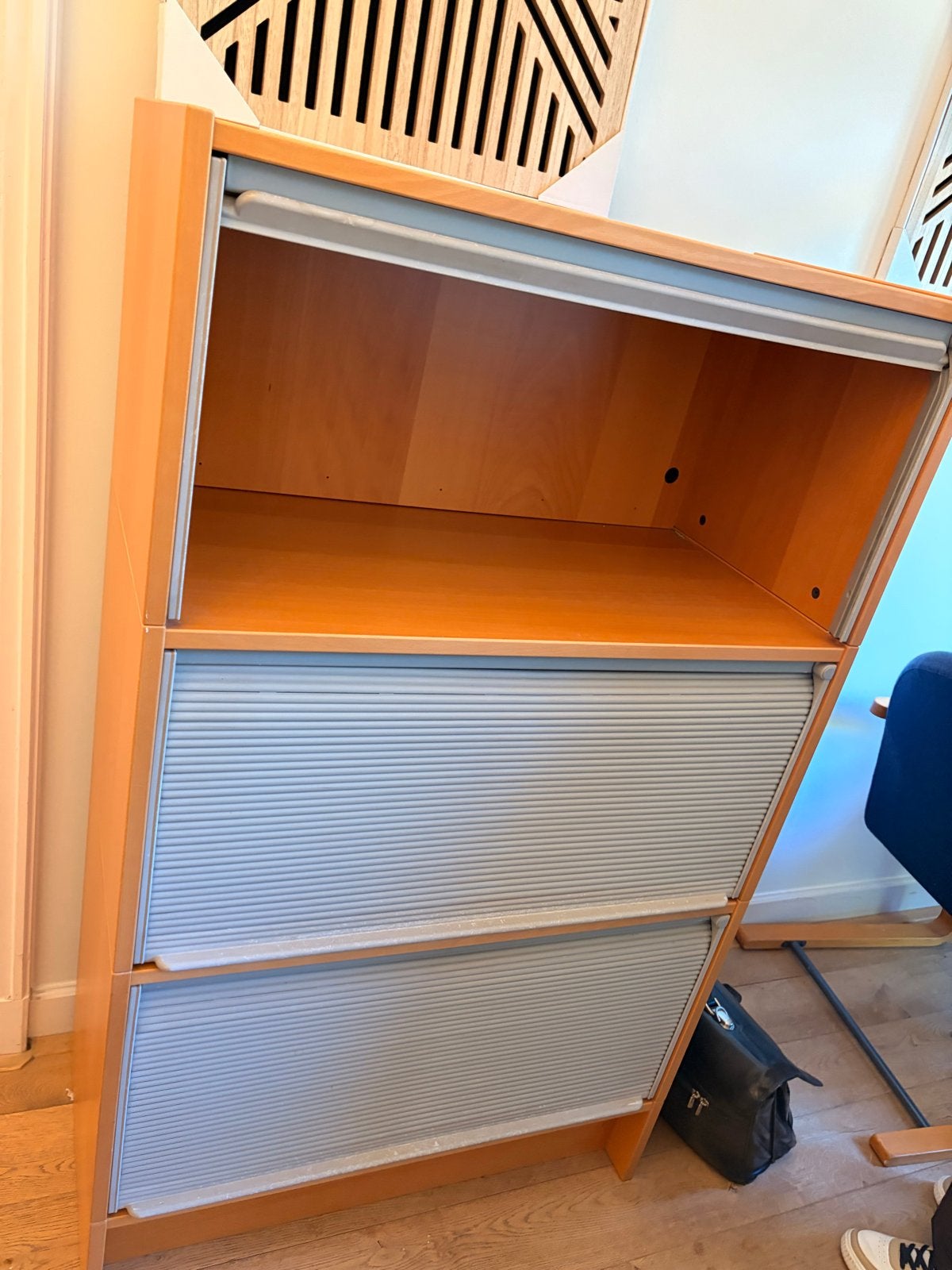 Praktische kast met roldeuren - Ideaal voor kantoor of thuis, Huis en Inrichting, Kasten | Roldeurkasten en Archiefkasten, Ophalen