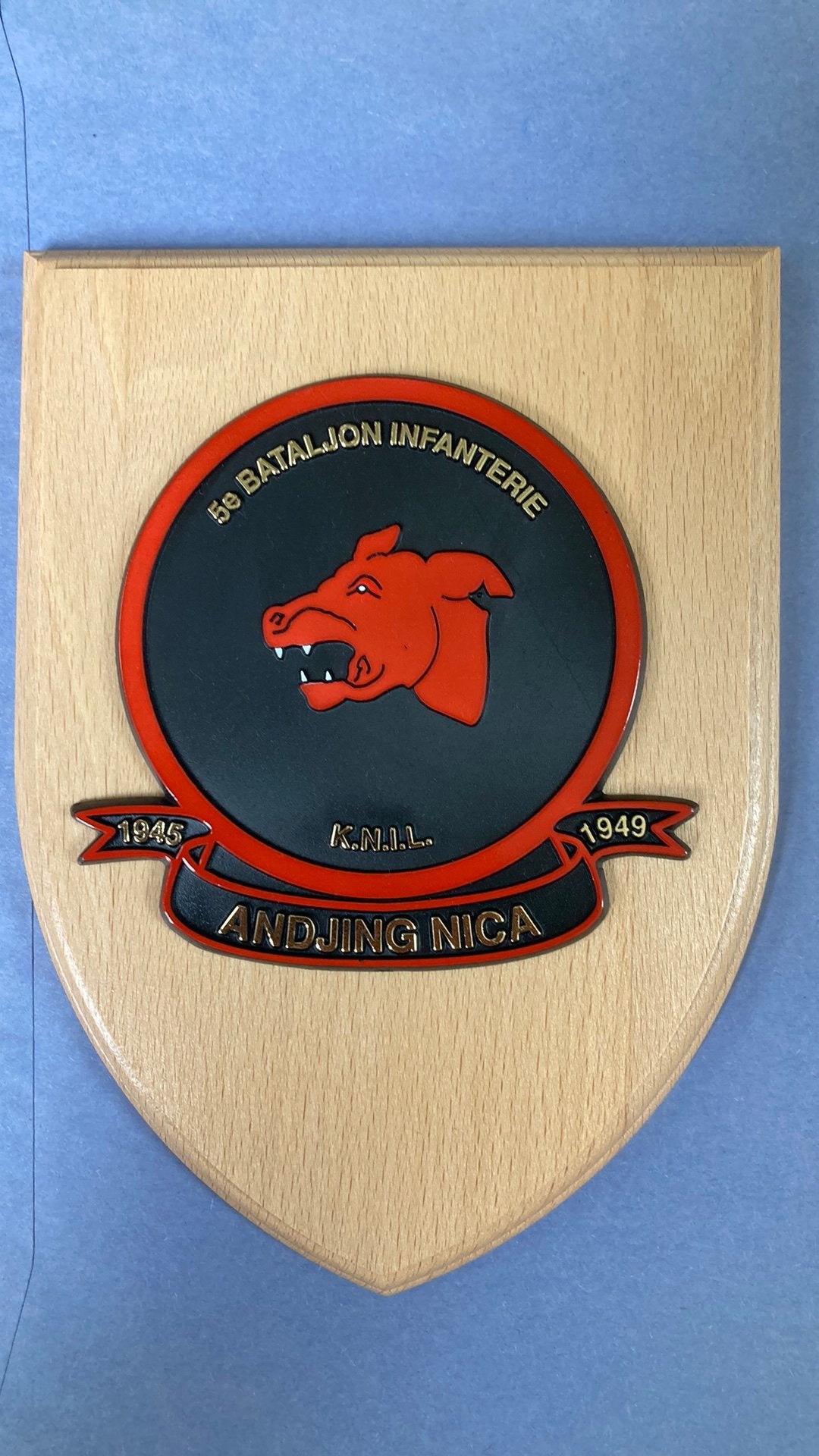 KNIL Andjing Nica 1945-1949 schildje, Ophalen of Verzenden, Landmacht, Nederland, Embleem of Badge