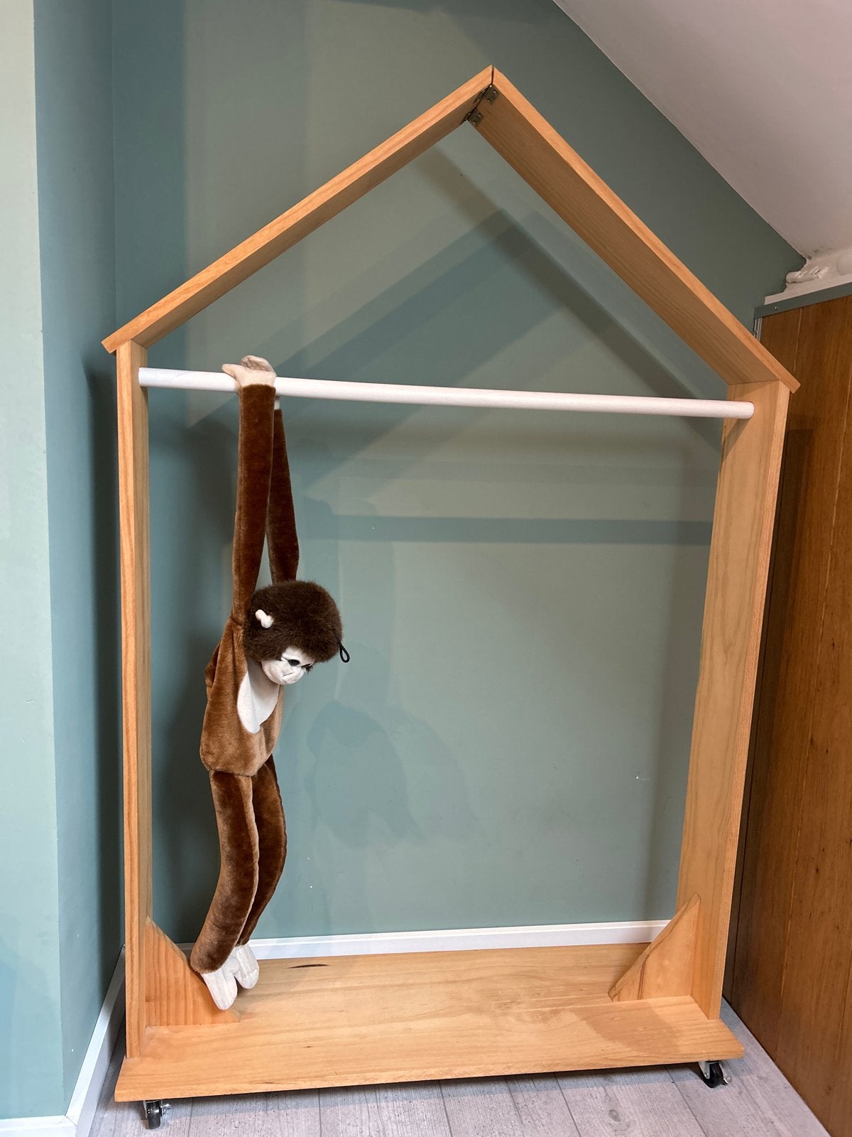 Houten kledingrek in huisvorm voor kinderkamer, Ophalen, Zo goed als nieuw, Overige typen