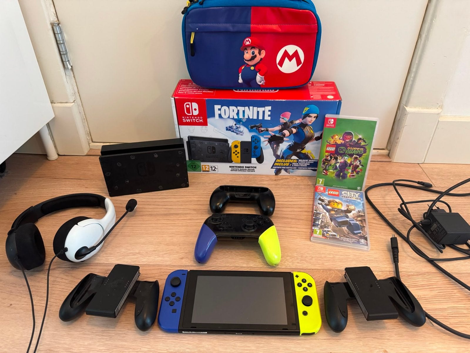 Nintendo Switch met doos en extra accessoires plus 2 games, Spelcomputers en Games, Spelcomputers | Nintendo Switch, Met games