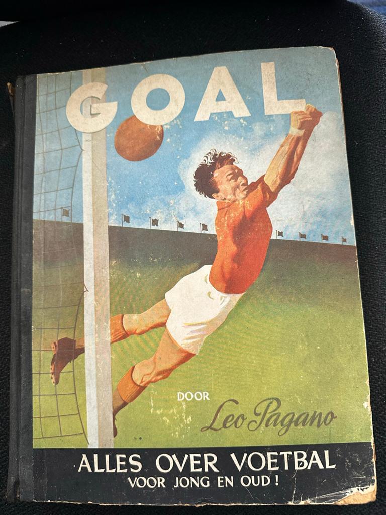 Vintage boekje Goal met plakplaatjes - Leo Pagano, Ophalen of Verzenden, Gelezen, Balsport