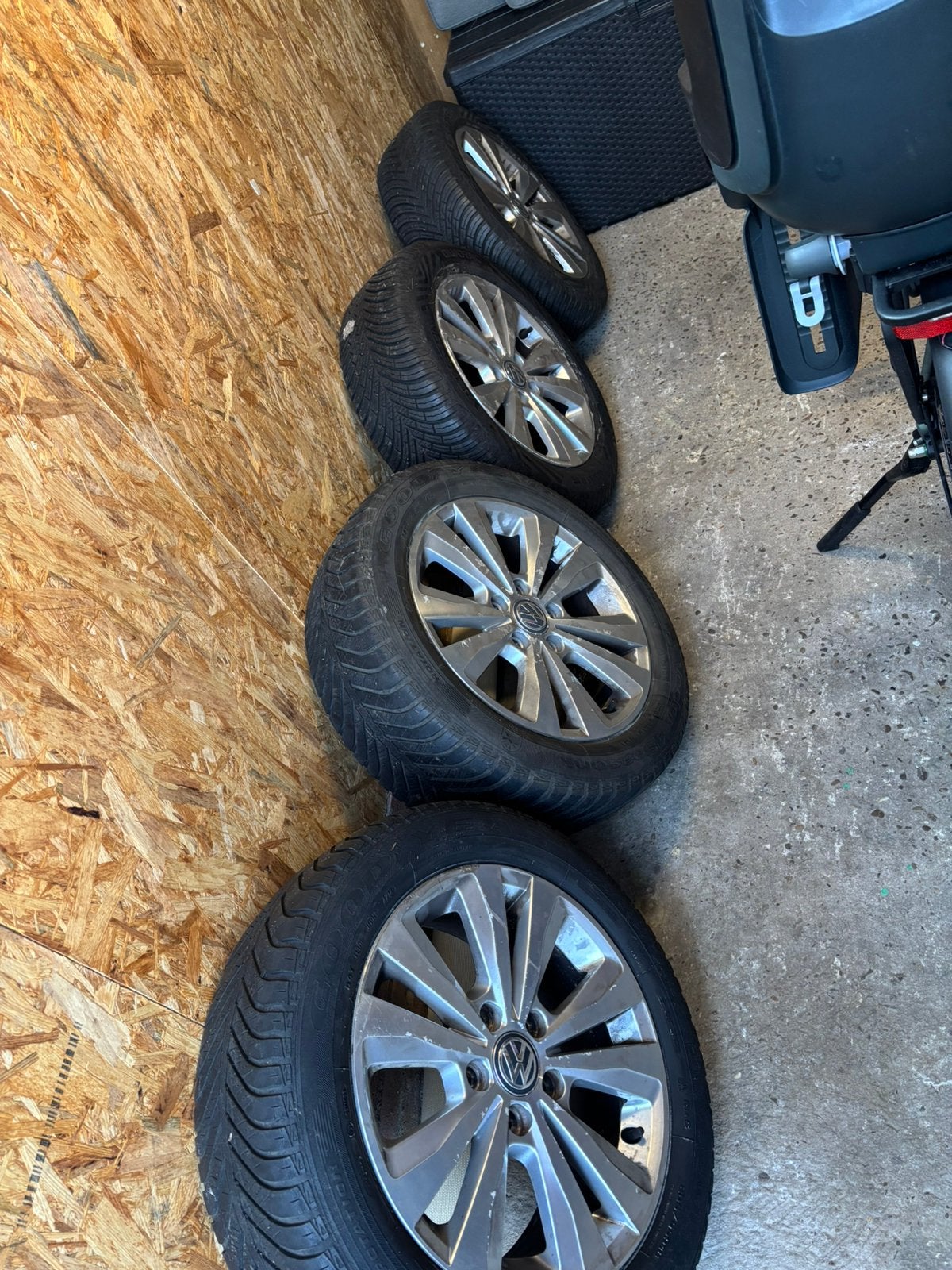 VW Golf VI lichtmetalen velgen en winterbanden, Auto-onderdelen, Banden en Velgen, Ophalen, Gebruikt, 16 inch, Banden en Velgen