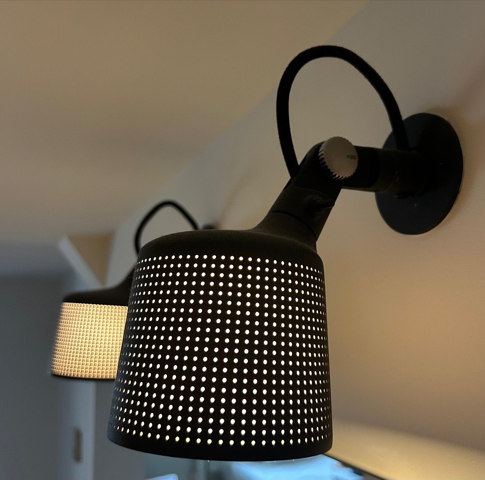 2 stuks design Vipp Wandlampen met Geperforeerd Design, Zwart, E14 (klein), Ophalen of Verzenden, Zo goed als nieuw