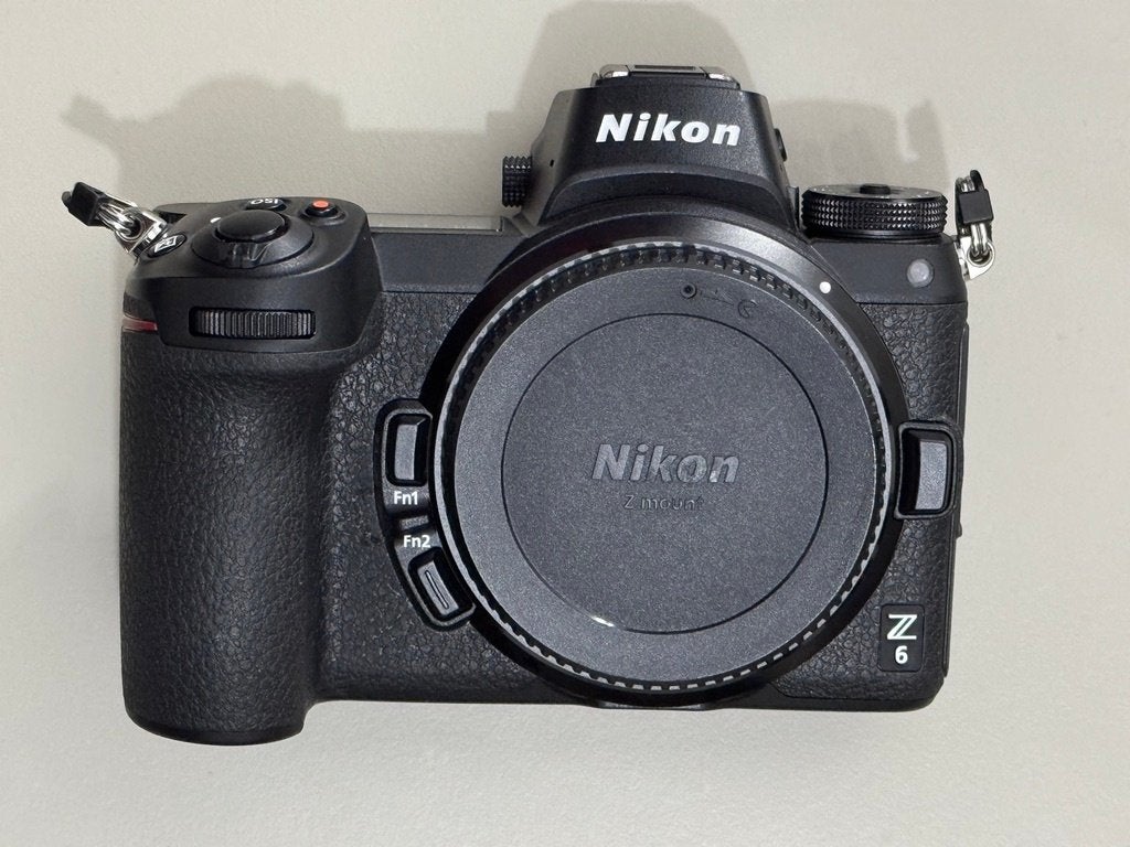 Nikon - Z6 Mirrorless Camera with NIKKOR Z 24-70mm Lens, Ophalen, Lensdop, Ingebouwde flitser, Zo goed als nieuw