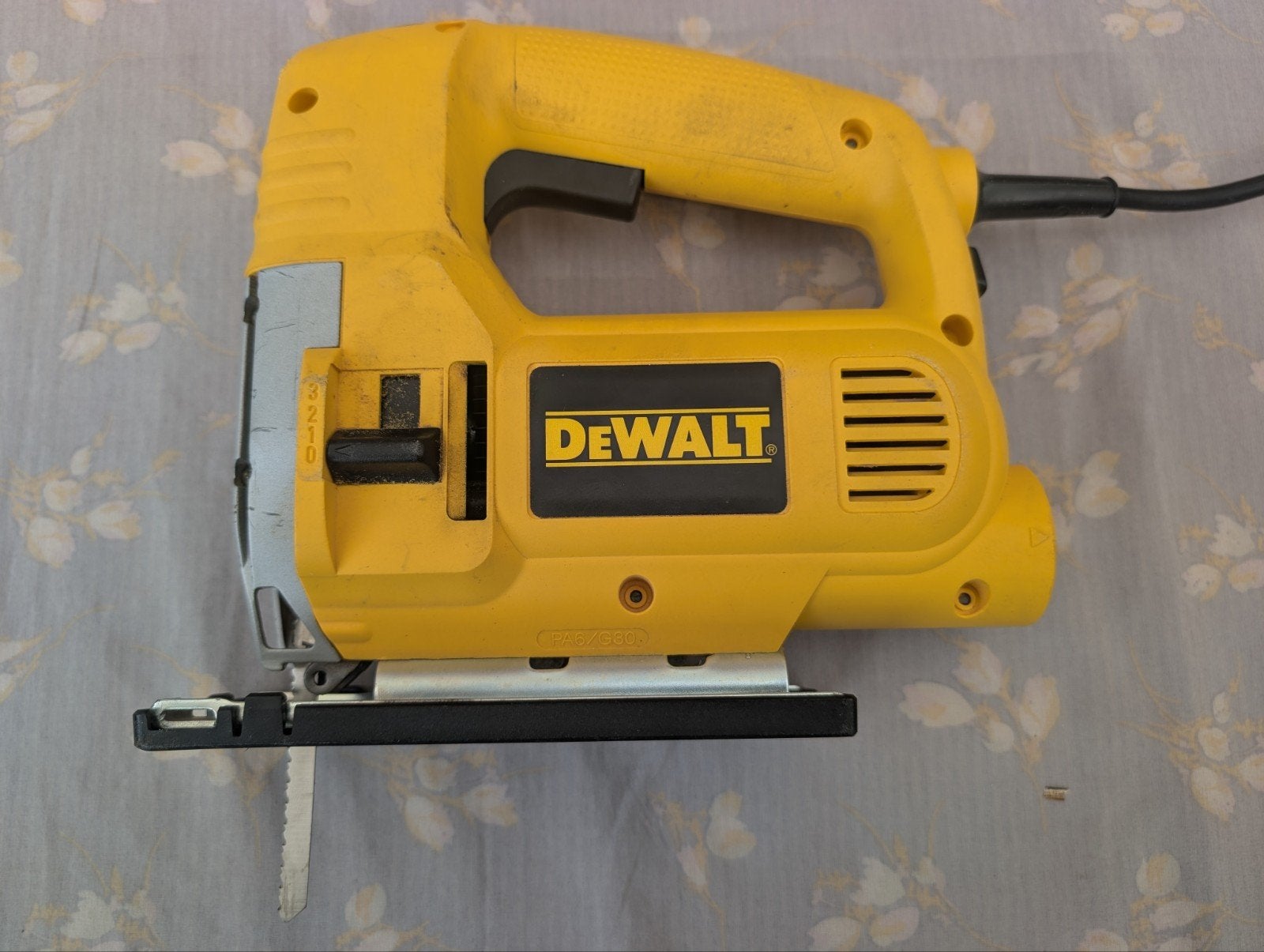 DeWalt DW320K Decoupeerzaag met koffer en zaagbladen, Ophalen, Gebruikt, DeWalt, Minder dan 600 watt