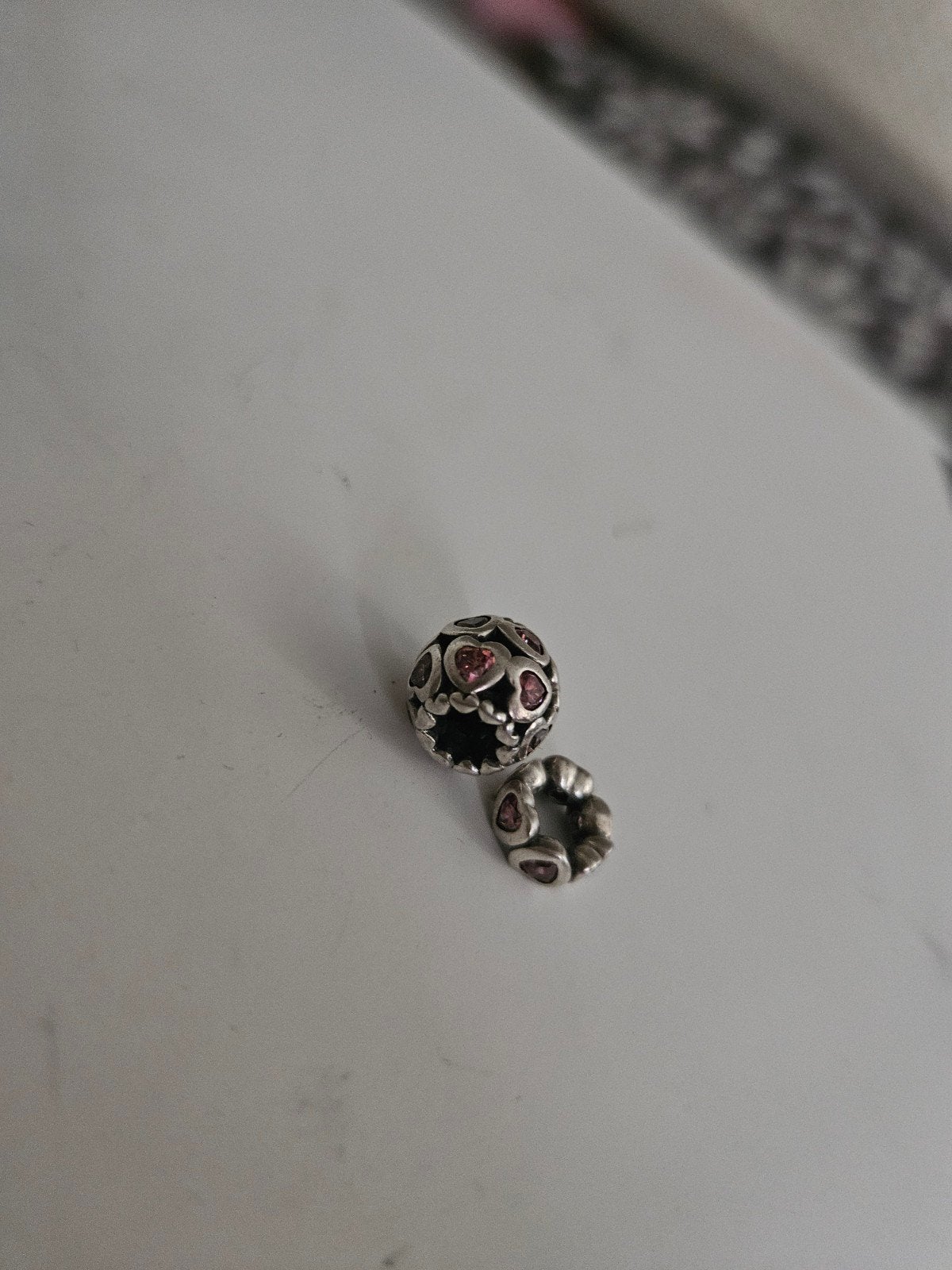Pandora bedel met roze hartjes en strass, Pandora, Ophalen of Verzenden, Zo goed als nieuw, 1 bedel