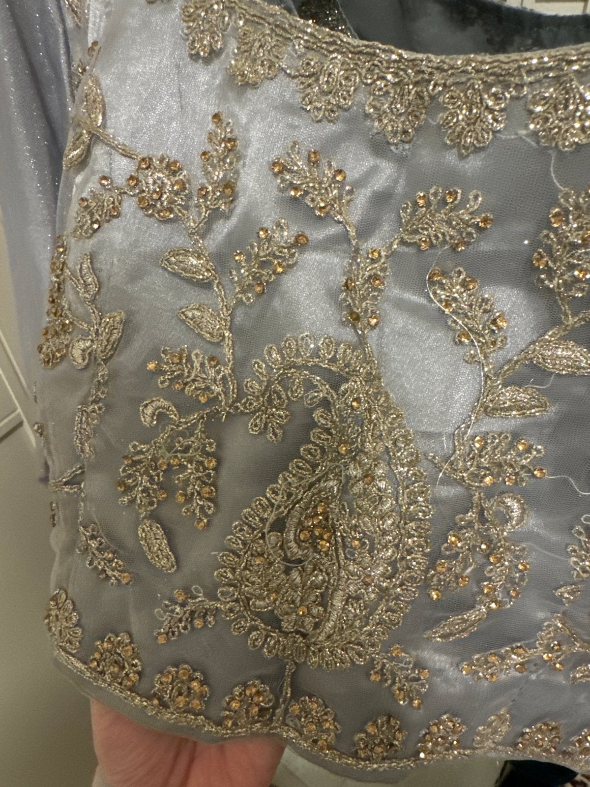 Prachtige grijze Indiase lengha met gouden borduursels, Kleding | Dames, Ophalen, Galajurk, Zo goed als nieuw, Maat 36 (S)