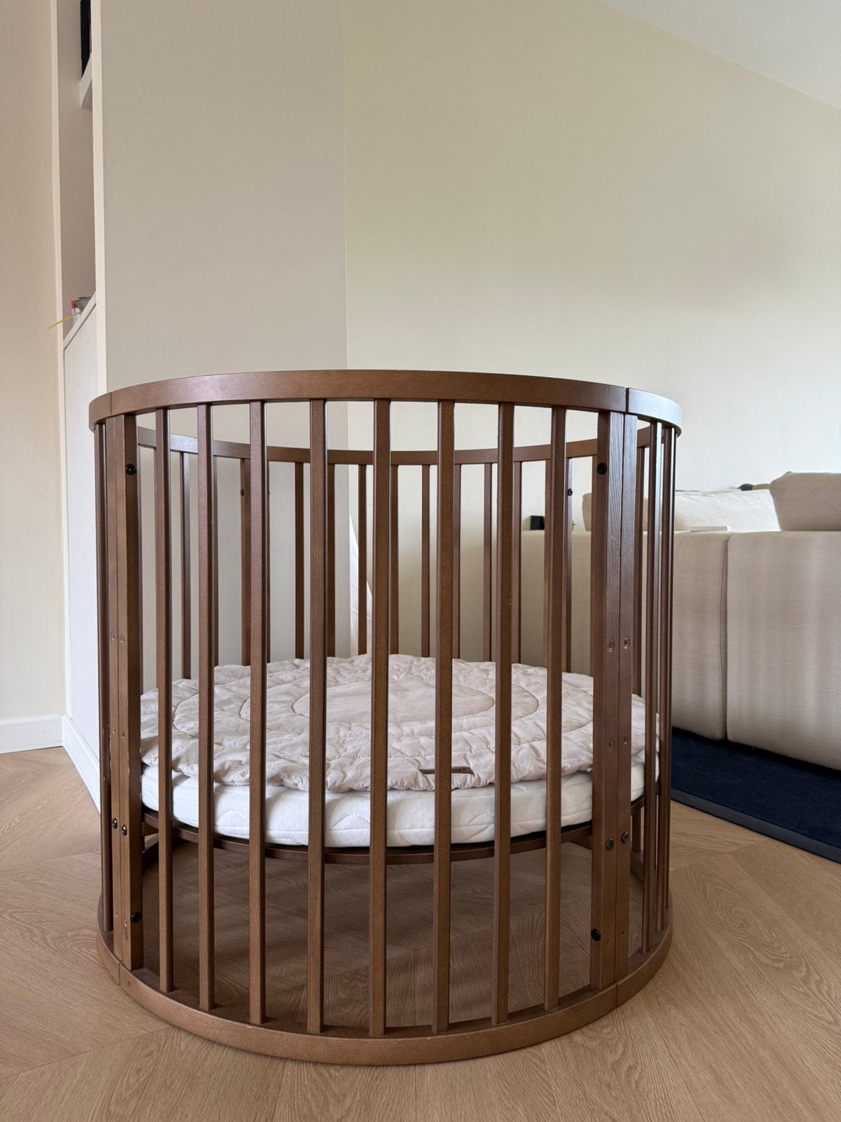Baby box rond walnut, Ophalen, Zo goed als nieuw, Rond