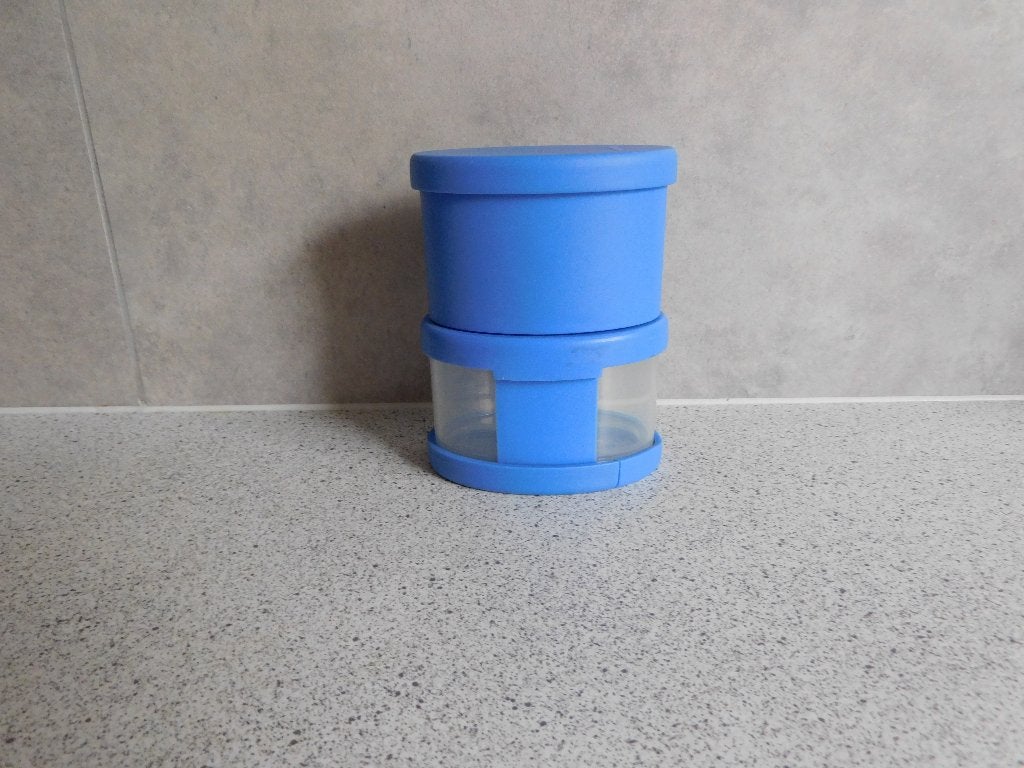 Tupperware Orient Pepermolen en Kruidenbus 125 ml Blauw, Blauw, Ophalen of Verzenden, Bus of Trommel, 125 ml
