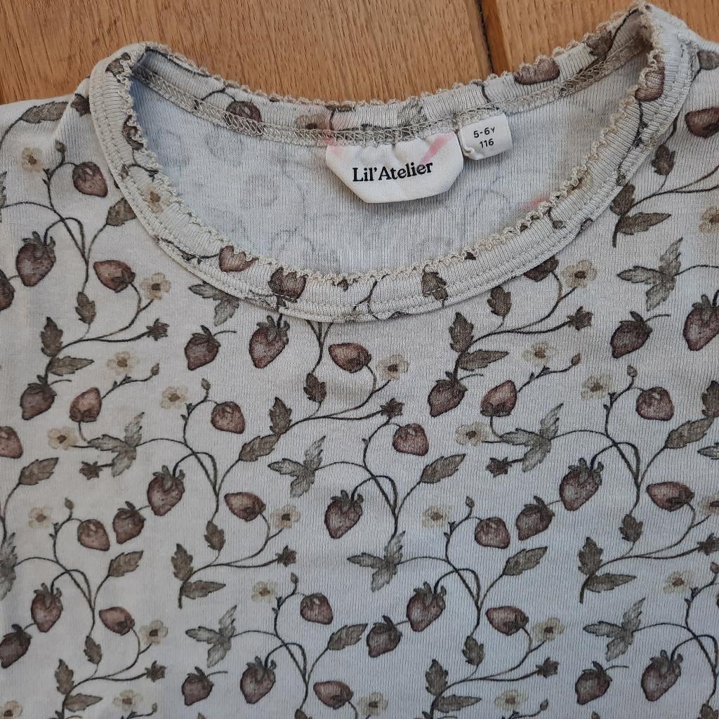 Lil' Atelier t- shirt ecru aardbeien maat 116, Meisje, Ophalen of Verzenden, Shirt of Longsleeve, Lil Atelier