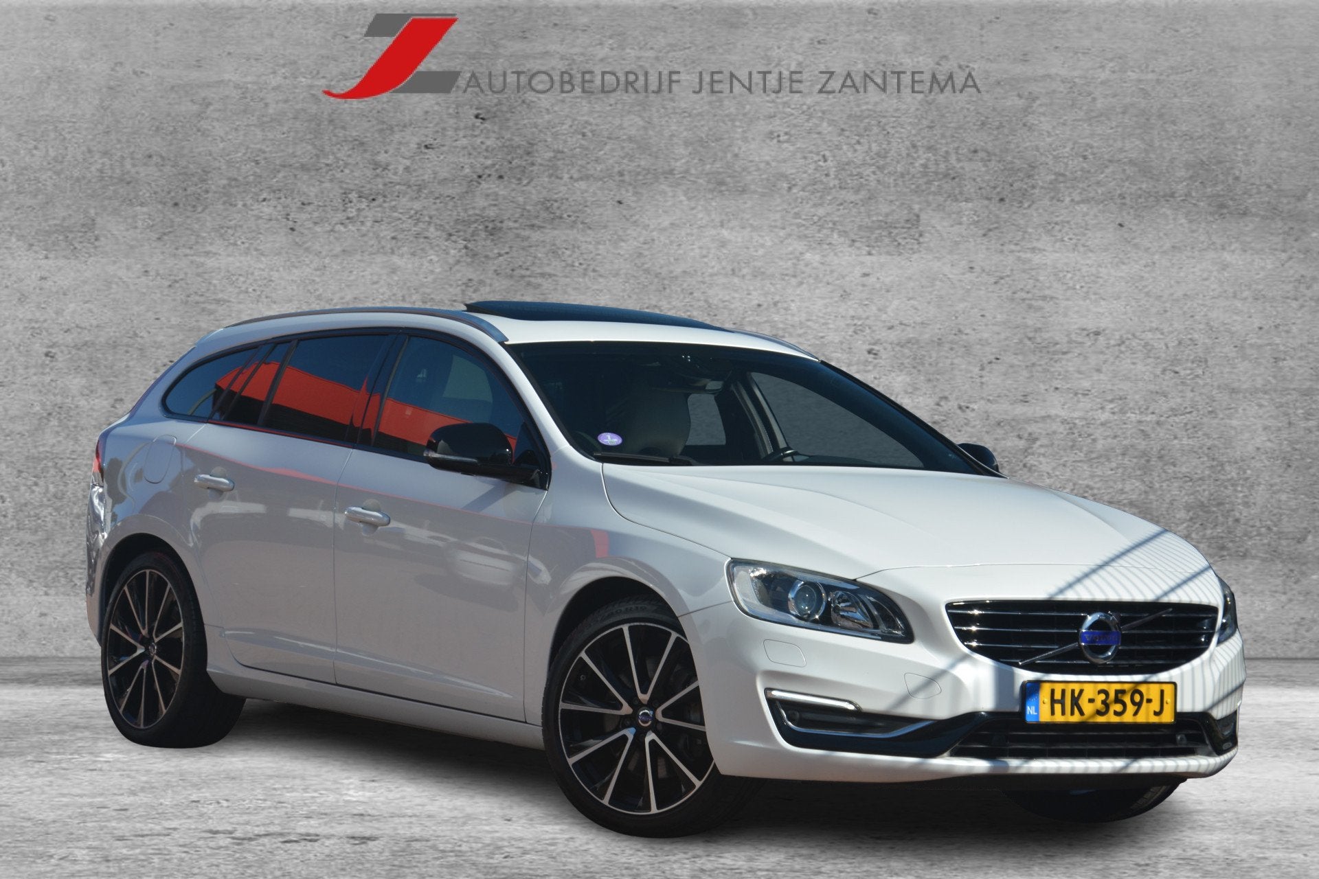 Volvo V60 2.4 D5 Twin Engine R-Design | Airco | Navigatie |, Automaat, Wit, Vierwielaandrijving, 1880 kg