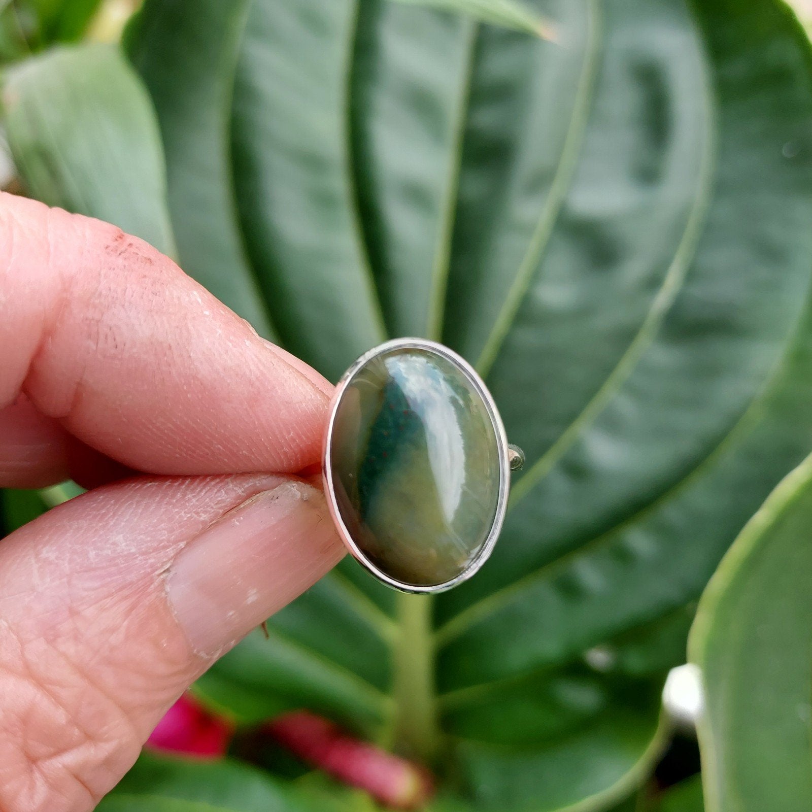 Mooie nieuwe zilveren ring met een ovale groene Jade mt 18, 18 tot 19, Nieuw, Ophalen of Verzenden, Met edelsteen