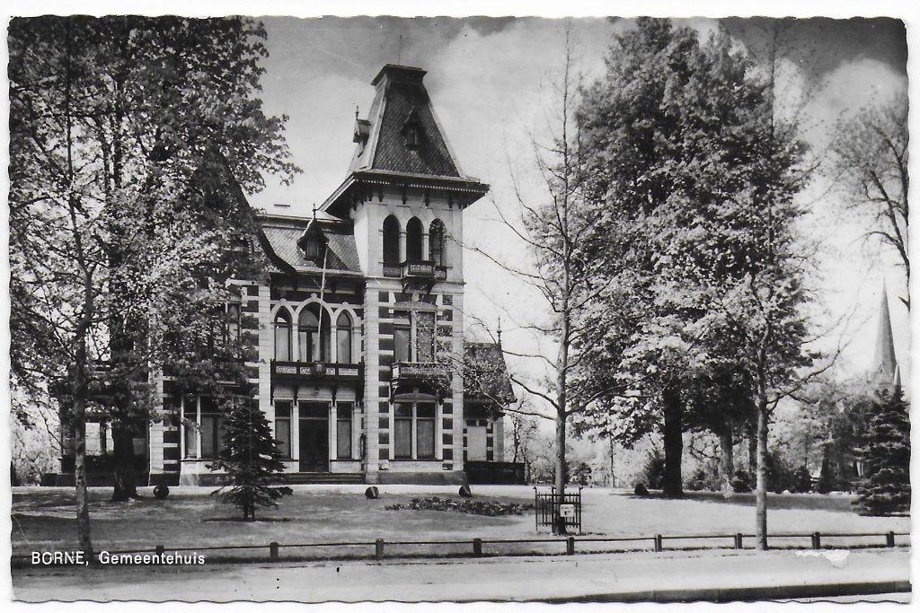 Borne Gemeentehuis Ansichtkaart uit 1954 (B7577), Verzamelen, Ansichtkaarten | Nederland, Ophalen of Verzenden, 1940 tot 1960