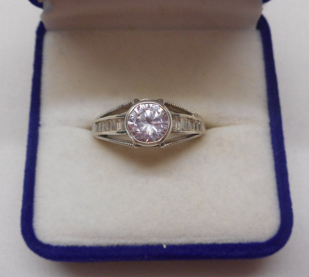 10 karaat Wit gouden ring met stenen maat 17.5 nr.178, Verzenden, Zo goed als nieuw, 17 tot 18, Dame