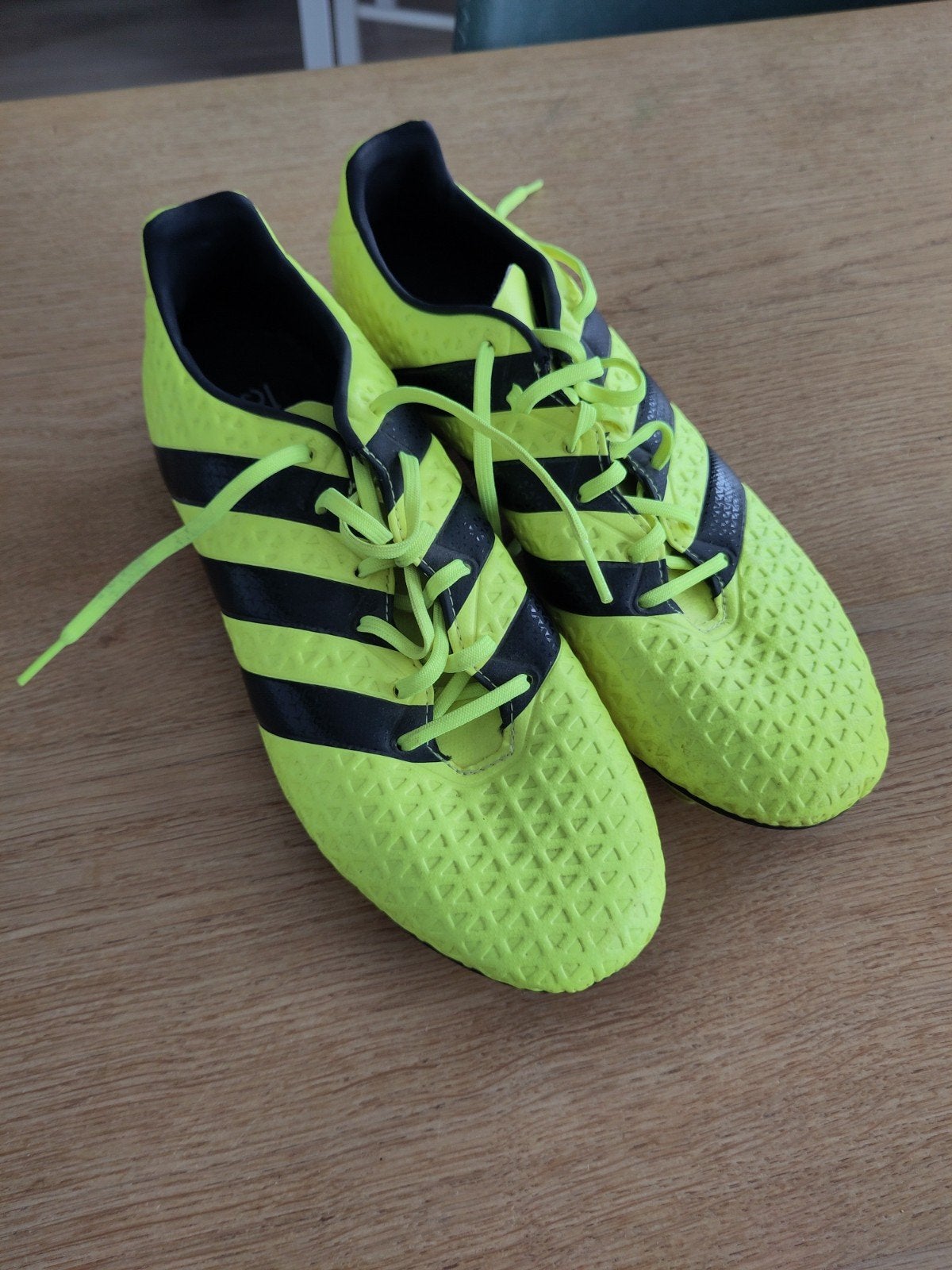 Adidas (voetbal)schoenen, Ophalen of Verzenden, Zo goed als nieuw, Schoenen