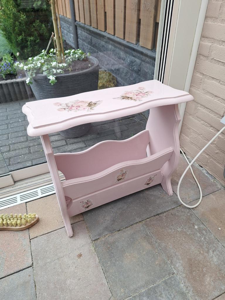Roze krantenbak met bloemmotief - Brocante stijl, Huis en Inrichting, Woonaccessoires | Krantenbakken en Lectuurbakken, Ophalen