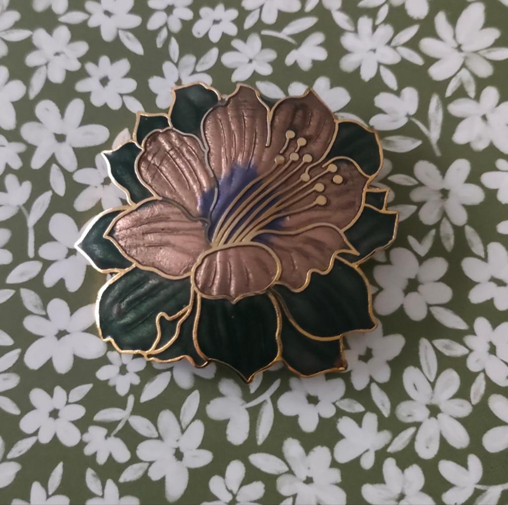 Vintage jaren '90 cloisonne groen/roze Hibiscus broche., Ophalen of Verzenden, Zo goed als nieuw, Groen, Overige materialen