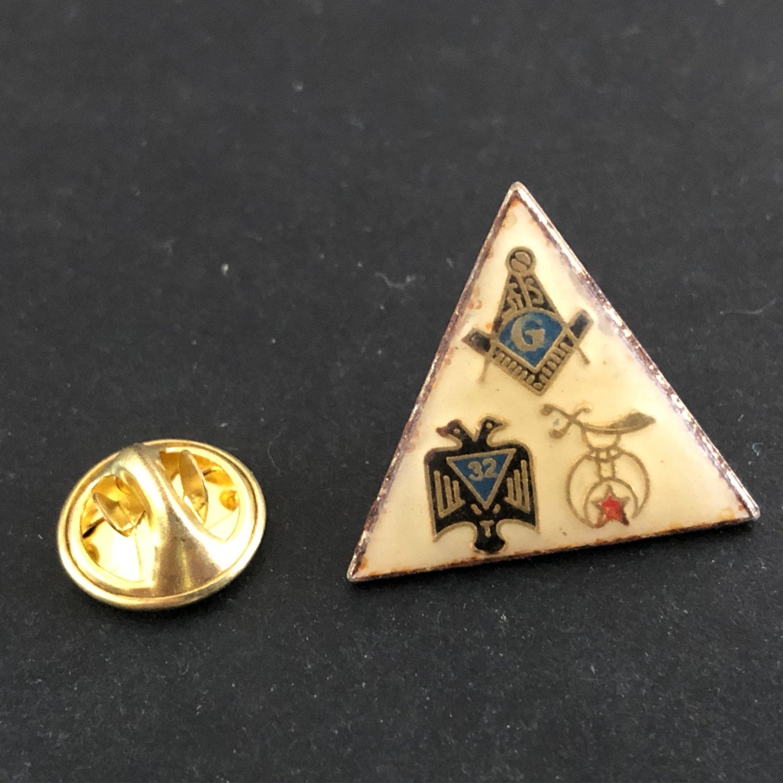 Vrijmetselaars Pin - Driehoekig met Symbolen, Verzamelen, Ophalen of Verzenden, Gebruikt, Overige onderwerpen, Speldje of Pin
