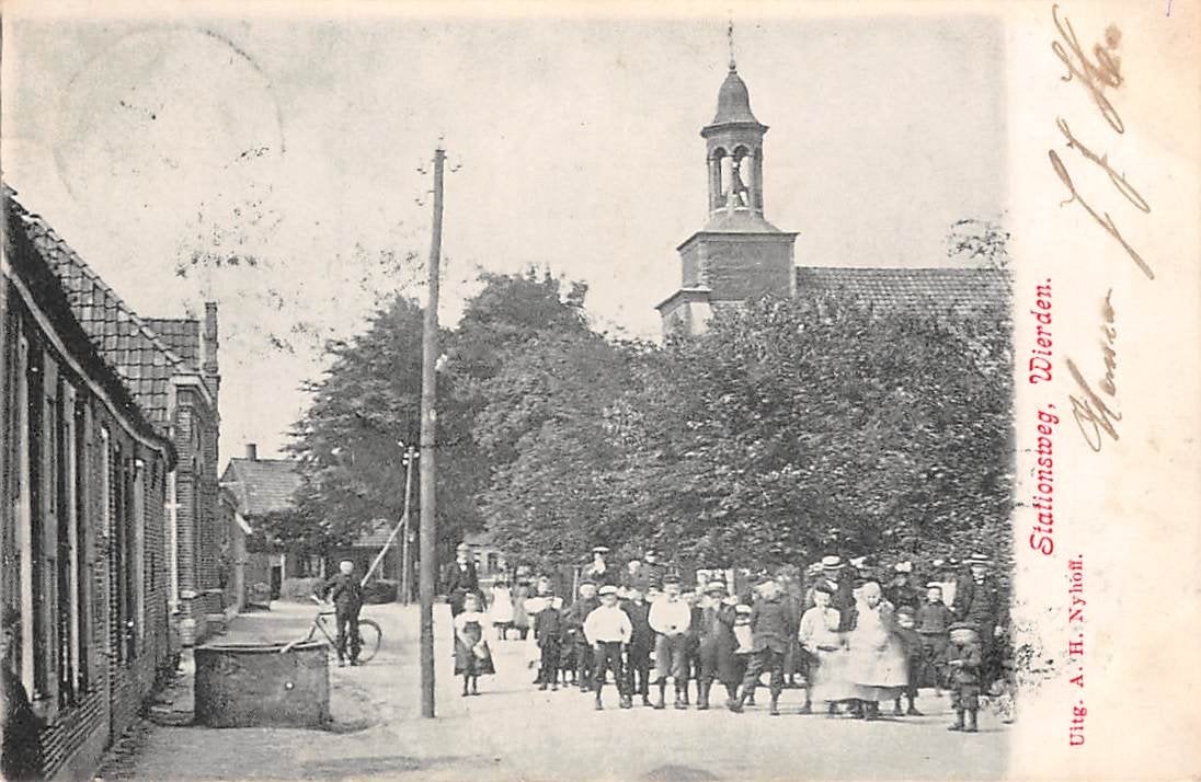Wierden Stationsweg met kerk en mensen Twente Almelo, Verzamelen, Ansichtkaarten | Nederland, Ophalen of Verzenden, Voor 1920