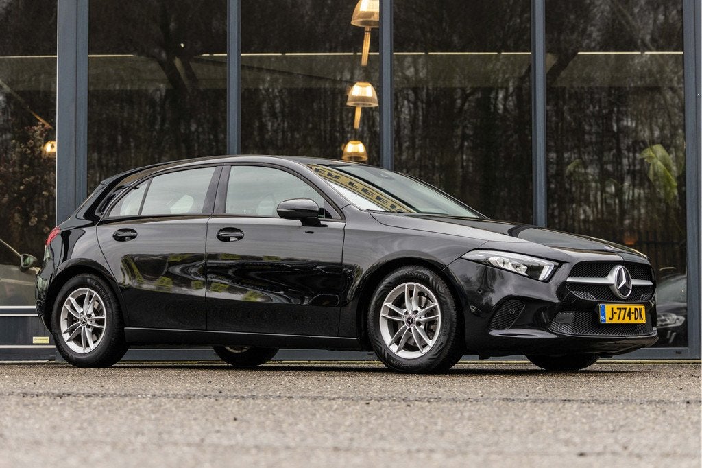 Mercedes-Benz A-Klasse 180 Business Solution (bj 2020), 136 pk, Gebruikt, 4 cilinders, Zwart