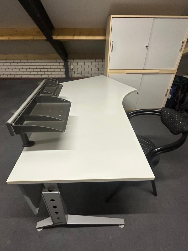 Complete set Bureau en kast combinatie, Ophalen, Zo goed als nieuw, Grijs, Bureau-kast combinatie