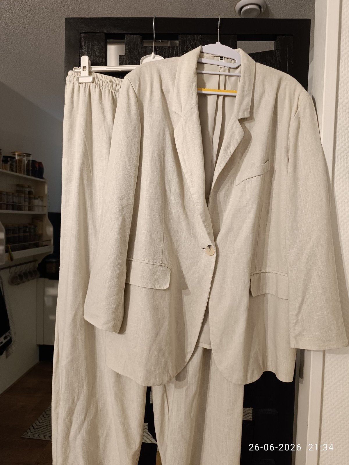 Zomerpak met zwart bloesje.Als nieuw, Overige typen, Beige, Ophalen of Verzenden, Zo goed als nieuw