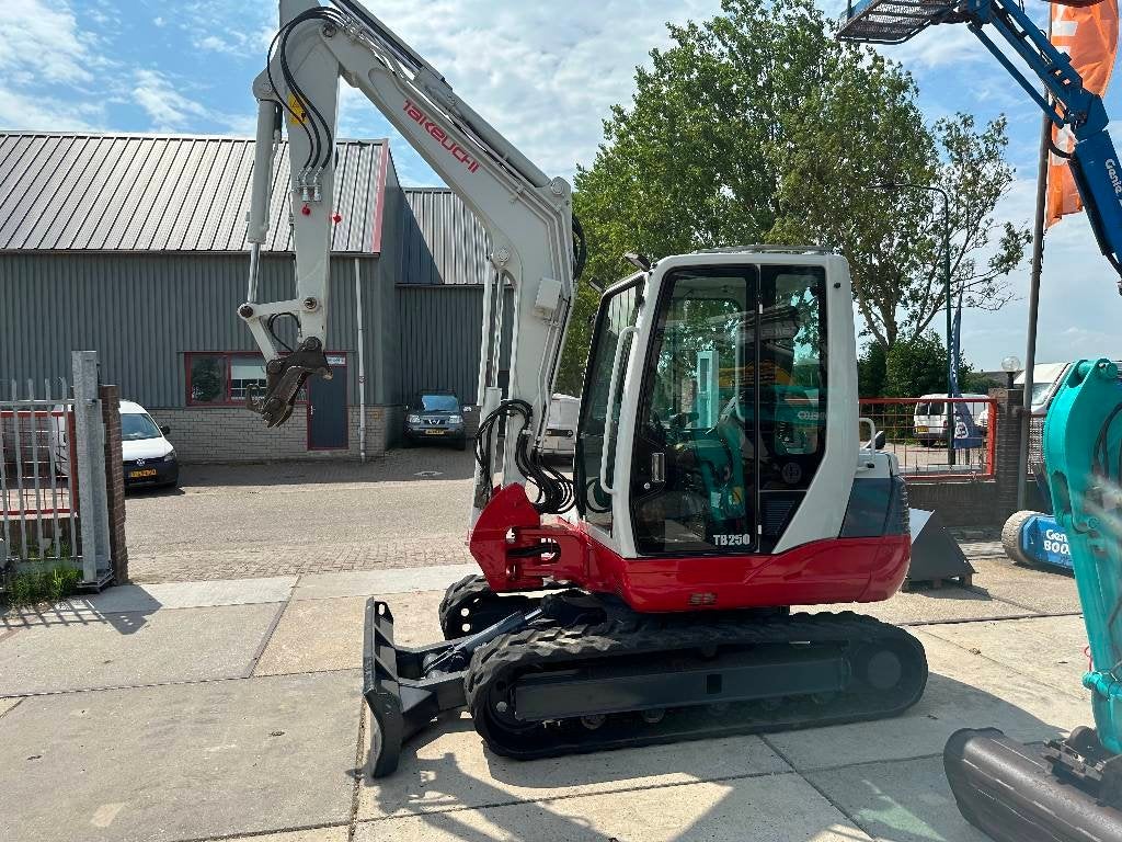 Takeuchi TB 250 ( 2 pieces ) (bj 2020), Graafmachine
