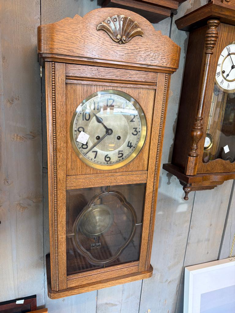 Antieke houten wandklok met slinger, Ophalen