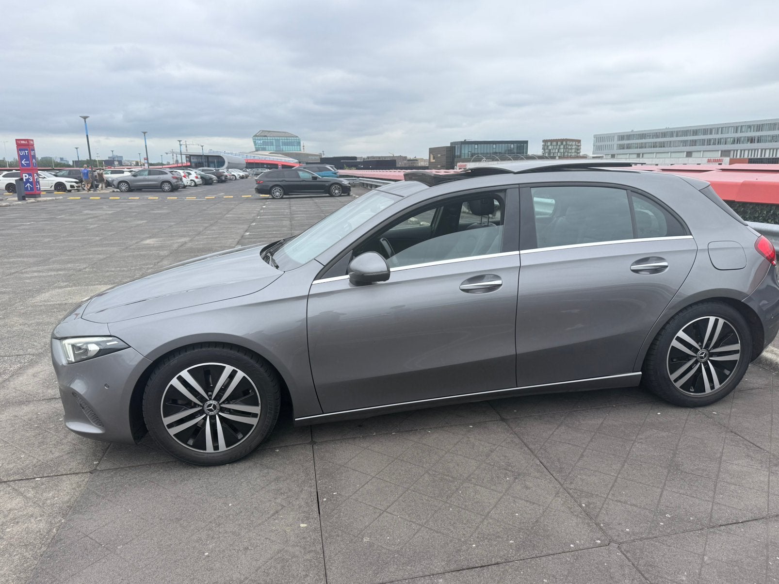 Mercedes-Benz A-Klasse A 180 d 116pk 7G-DCT 2018 Grijs, 1345 kg, Zwart, 4 cilinders, Leder en Stof