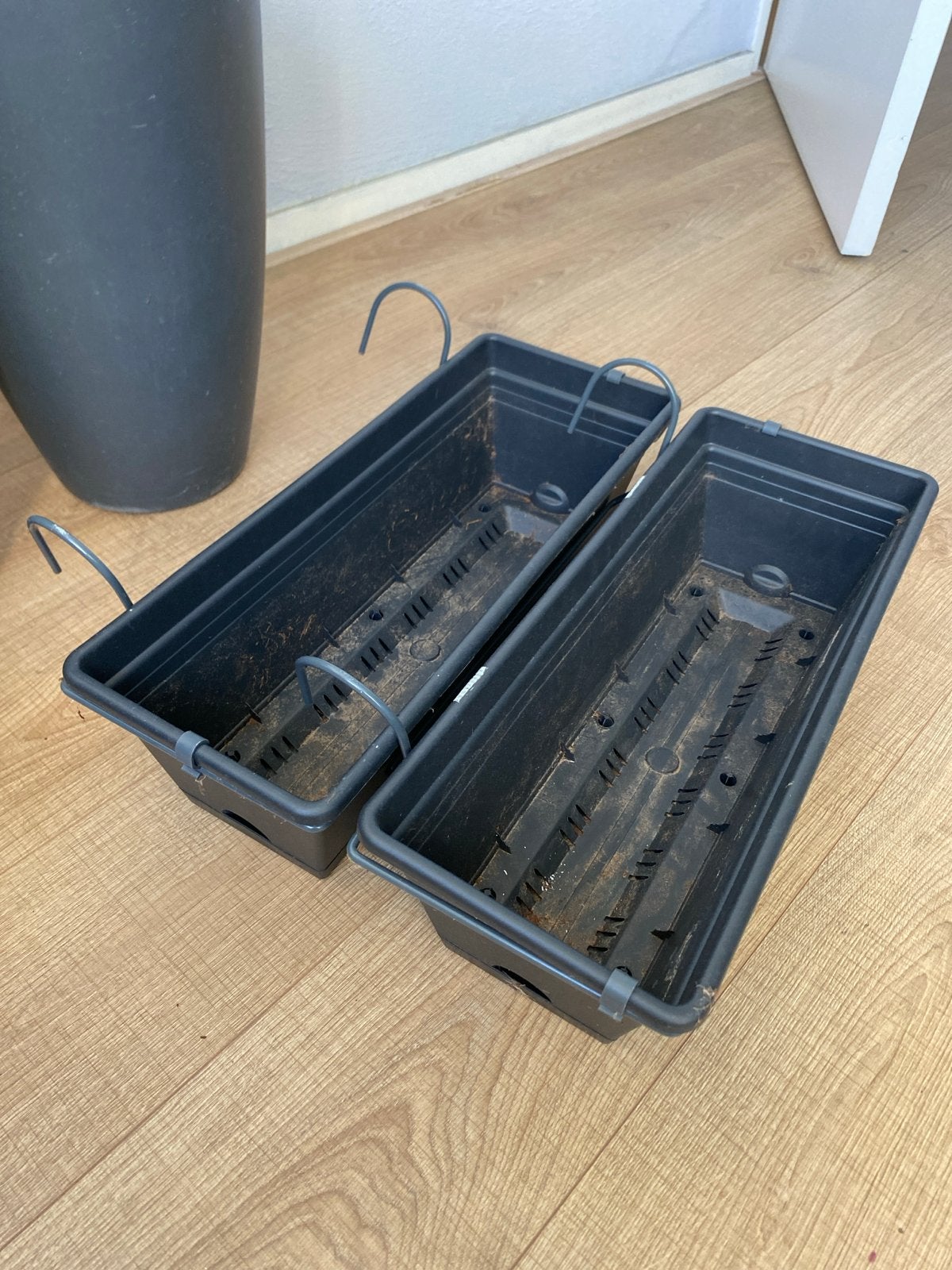 Twee gebruikte balkon bloembakken met haken, Kunststof, Gebruikt, Minder dan 30 cm, Balkon