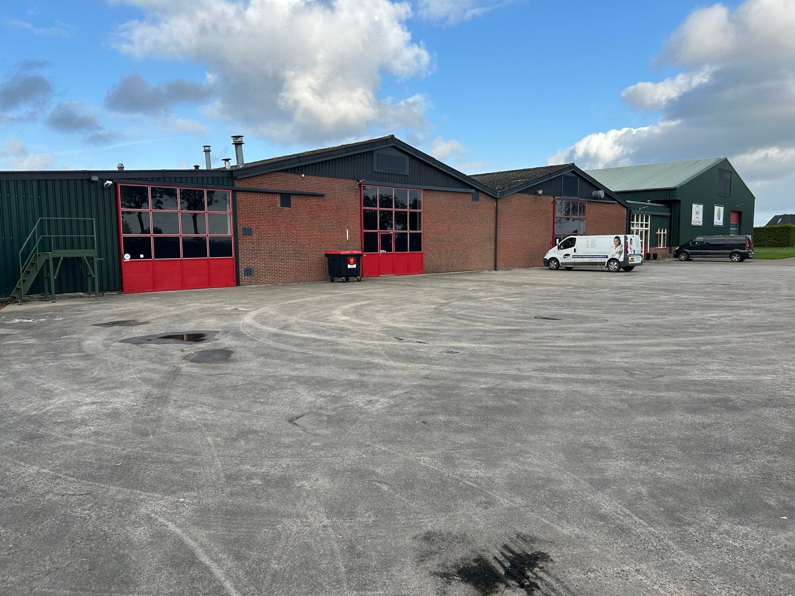 Bedrijfshal 460m2 voor opslag met kantoor en sanitair, Huur, Opslag of Loods