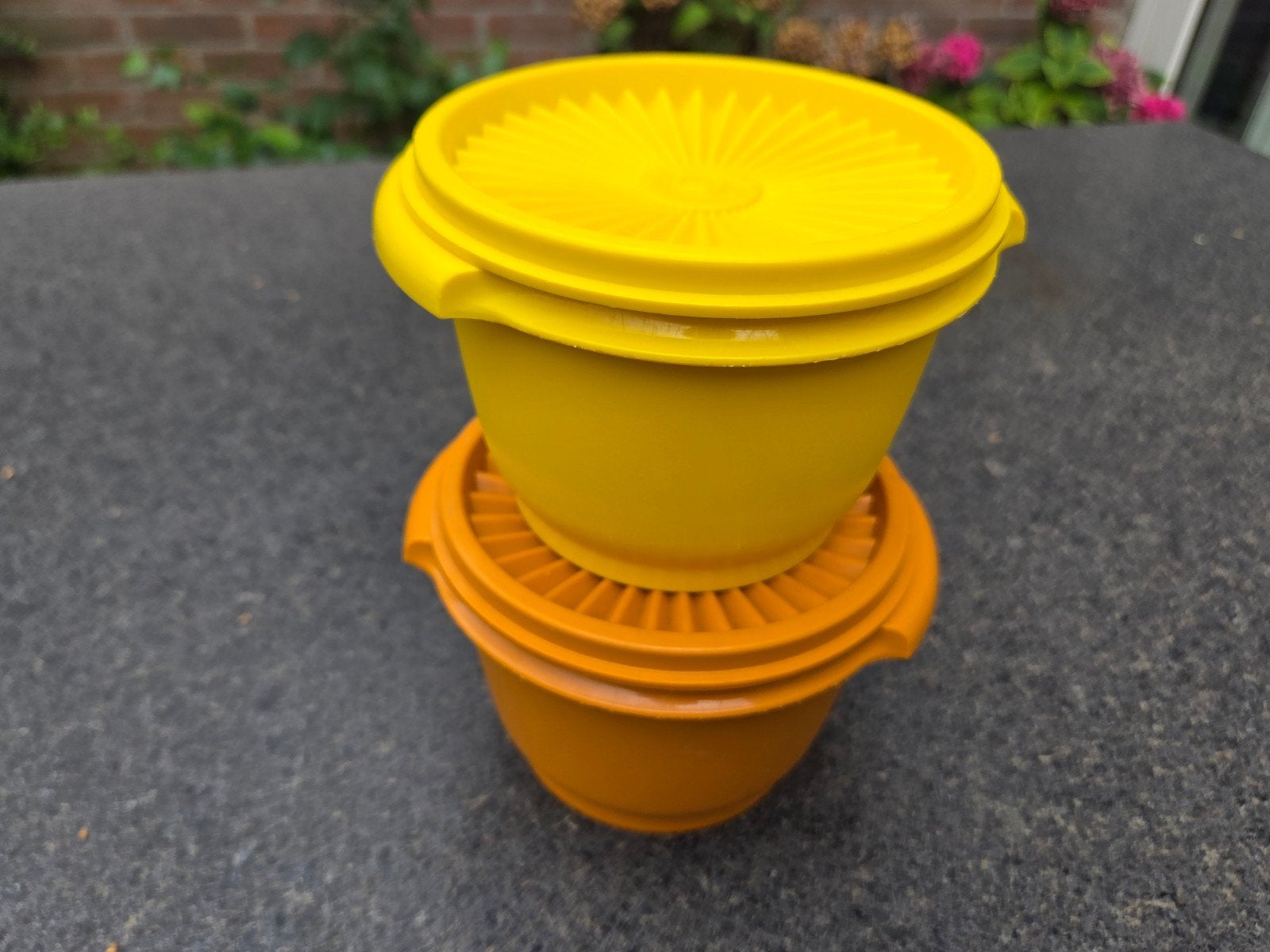 2 Tupperware bakjes met deksel, Gebruikt, Bewaardoos, Geel, Ophalen of Verzenden