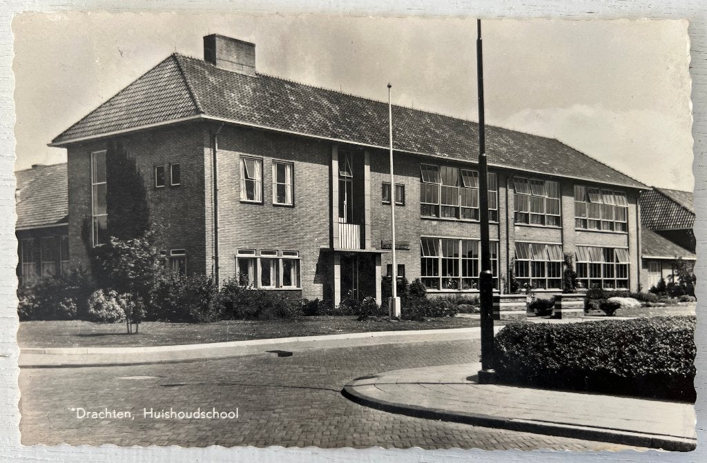 Oude Ansichtkaart - Drachten - Huishoudschool, Ophalen of Verzenden, 1940 tot 1960, Gelopen, Friesland