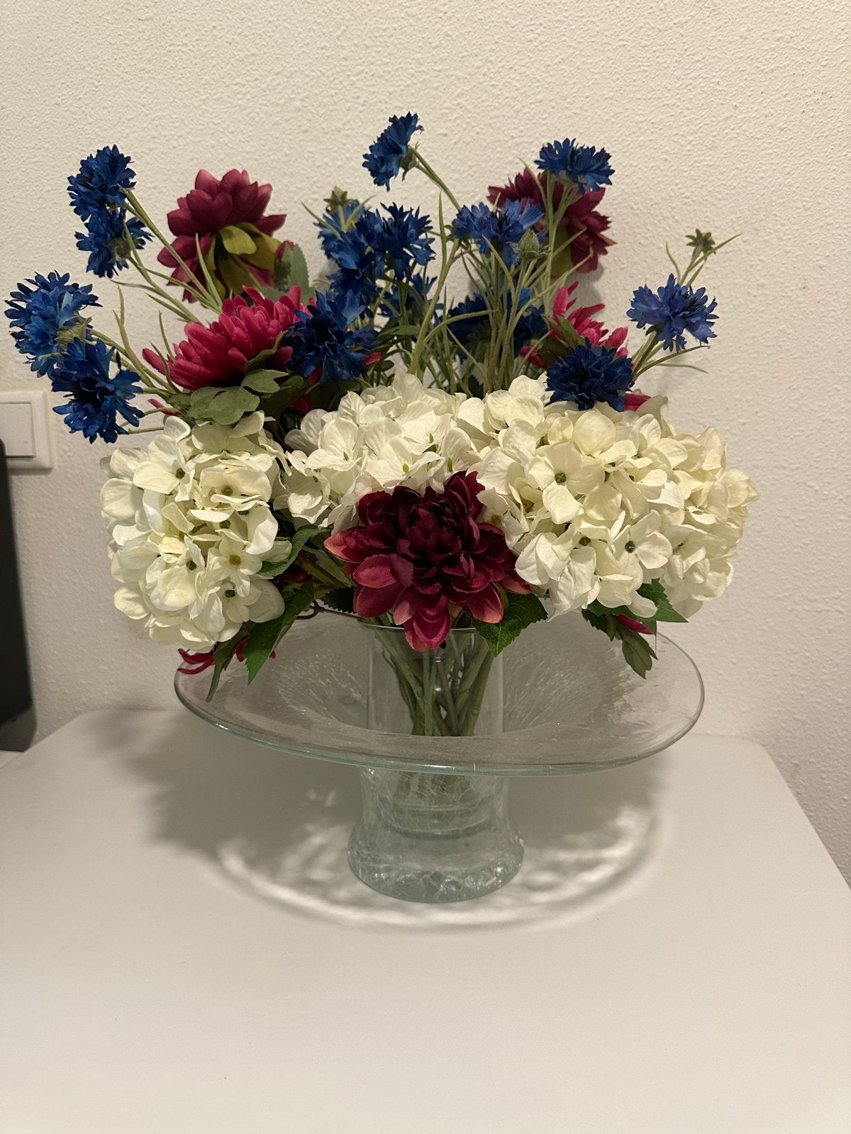 Glazen vaas met kunstbloemen - Wit, blauw, rood, Huis en Inrichting, Ophalen, Meerkleurig, Inclusief decoratie, Glas